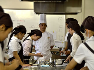リーガロイヤルホテル製菓実習写真1